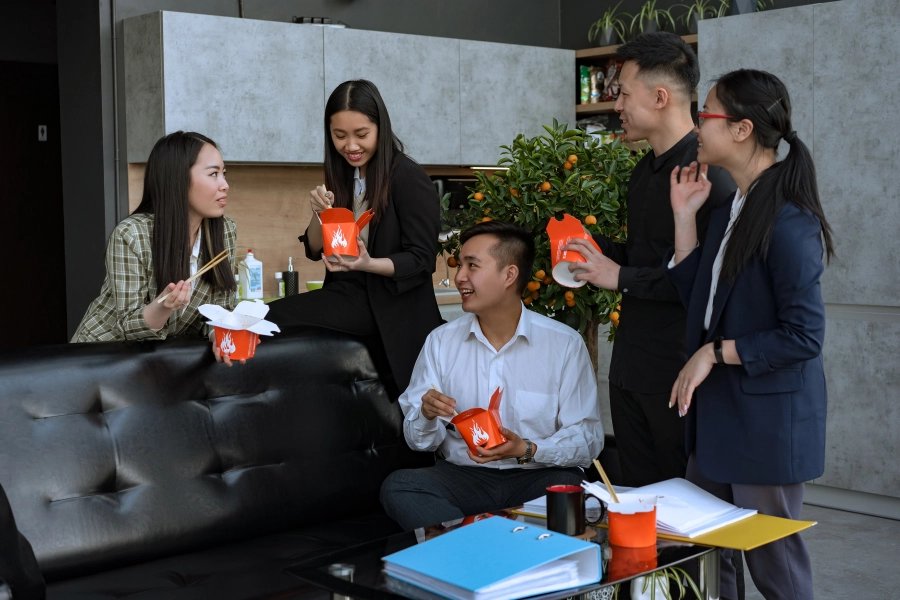 An-trua-giup-ket-noi-cac-nhan-vien xu hướng Lunch and Learn