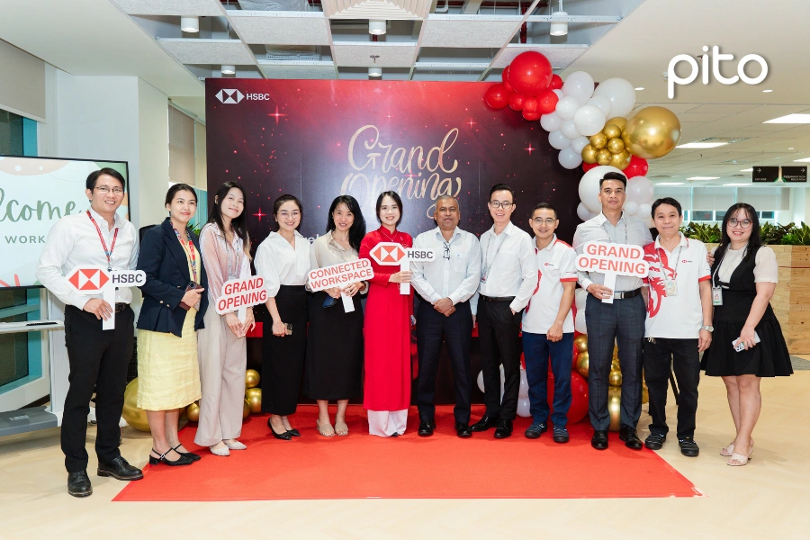 Chụp ảnh kỉ niệm khai trương văn phòng mới HSBC