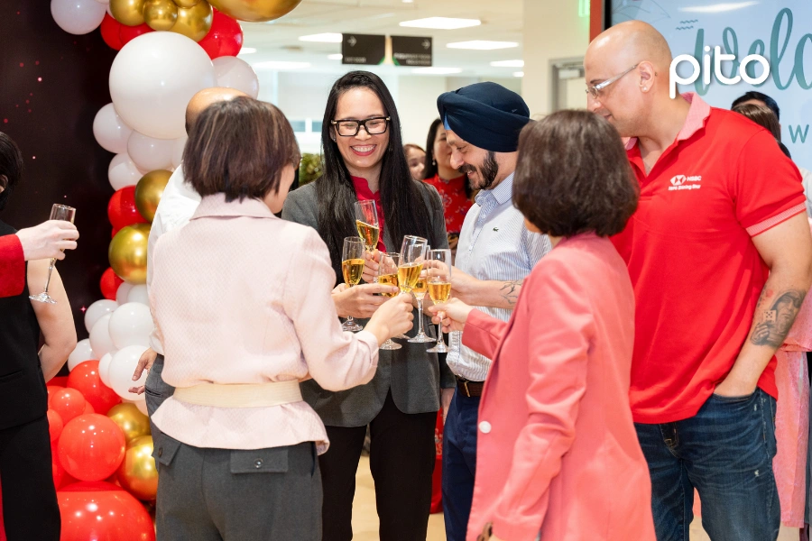 Cộng sự chúc mừng khai trương HSBC