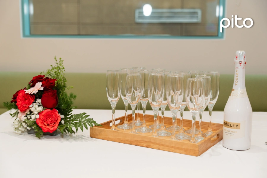 Ly champage chỉn chu tiệc khai trương