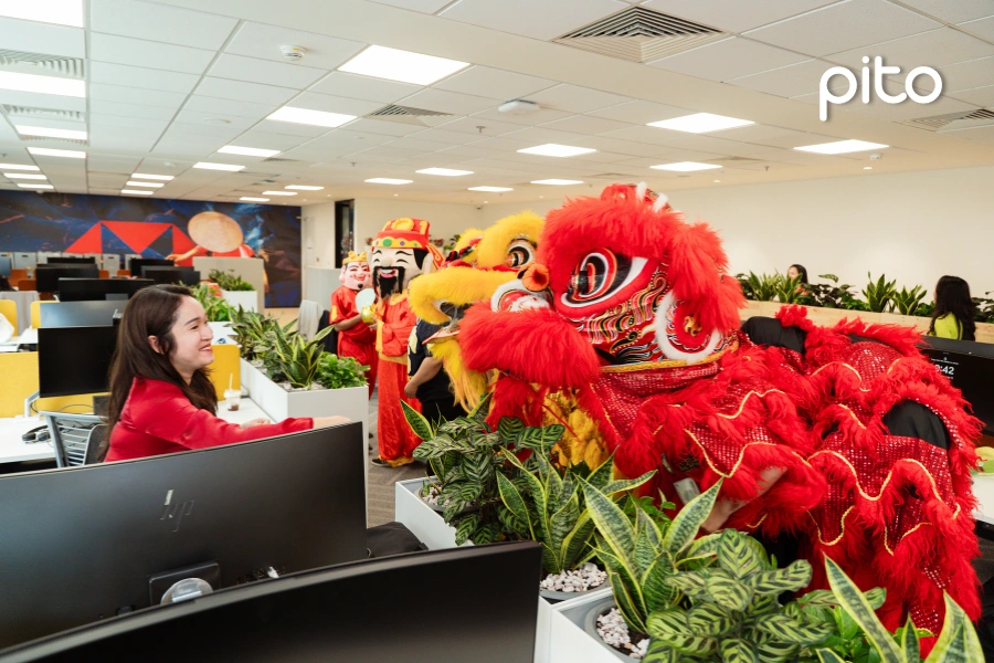 Múa lân tại văn phòng HSBC ngày khai trương