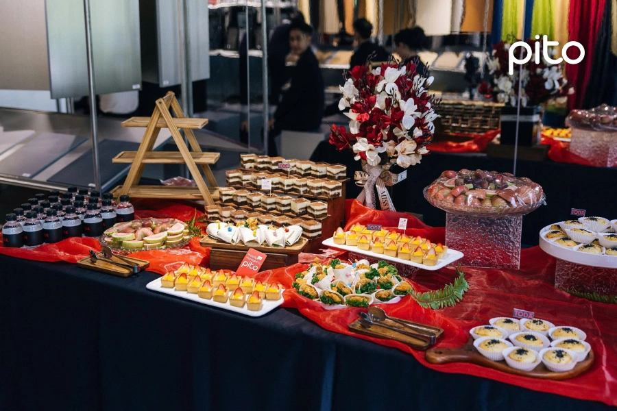 Tiệc khai trương tone đỏ đen