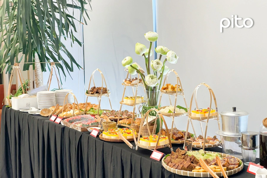 Bàn tiệc văn phòng phong cách Việt Nam hấp dẫn tại văn phòng