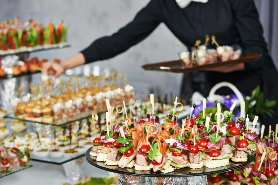So sánh đặt tiệc qua caterer và PITO 1