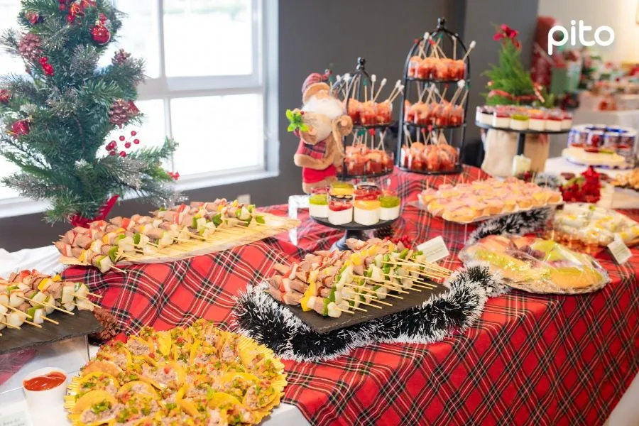 Xmas-Office-Party-Festive-Decor-Giang-sinh-2 Xmas Office Fintech Party Giáng sinh tại văn phòng PITO decor bàn tiệc