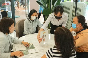 Nhân viên và khách hàng BDS Khang Điền PITO