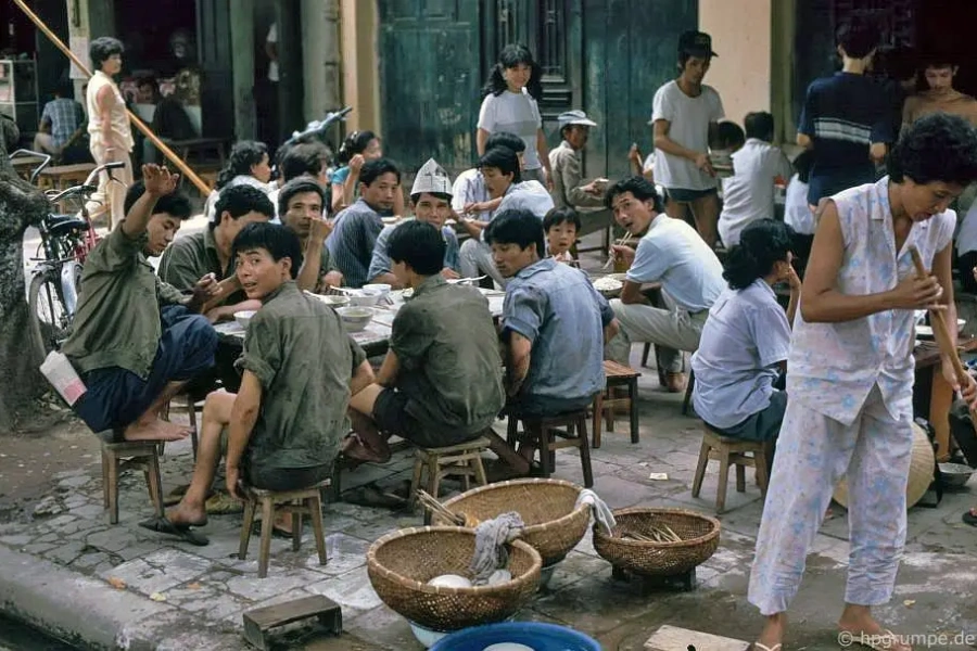 Quán cơm bụi bình dân ở Hà Nội vào những năm 1991 - 1993 - Cơm văn phòng - PITO Cloud Canteen
